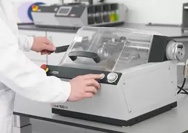 The powder-coated stainless steel housing is the stable basis of the compact precision cut-off machine. The robust machine design integrates many clearly and ergonomically positioned functions. The cutting chamber, which is equipped with LED lighting, is covered with a transparent protective hood with a soft-close function.