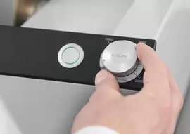 The rotations speed of the precision cutting wheel is infinitely variable adjustable in the range of 150 - 3000 rpm using the rotary knob. Therefore, diamond cutting wheels, diamond cup wheels and corundum cutting wheels can be used for a wide variety of applications. The cutting process is started and ended with the QATM start-stop button.